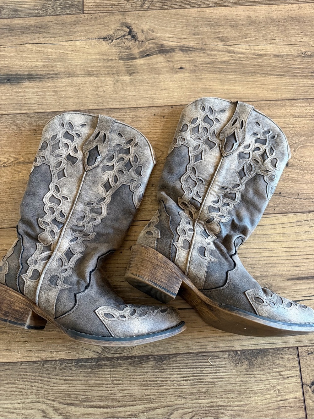 Roper Women’s Western Boots – Distressed Brown with Cutout Detail – Size 6.5